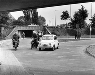84152 Gezicht op de verdiepte fietspaden, met een verdwaalde auto, in de Berekuil te Utrecht.